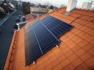 Solární panely na střeše domu